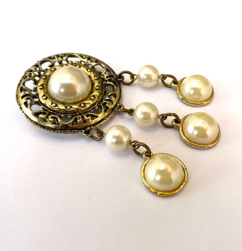 Brooch - Large Round Disk With Pearly Bead In Centre. 3 Hanging Pendants With Pearly Bead On End....