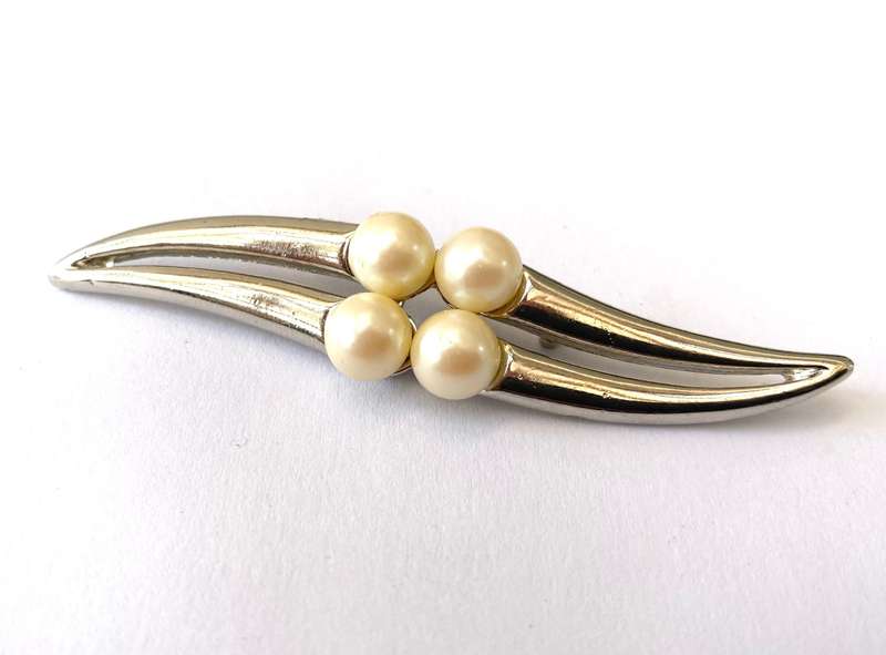 Brooch - 4 Pearly Beads On Silver Plated Wavy Strips #ML1687