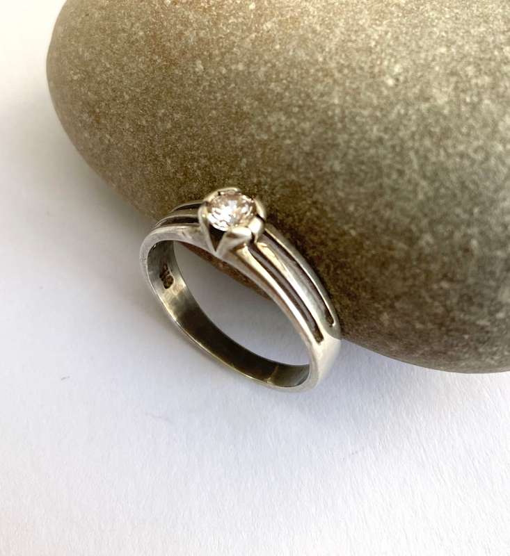 Ring - Silver Engagement Style Ring With Clear Stone Set In Centre #ML1695
