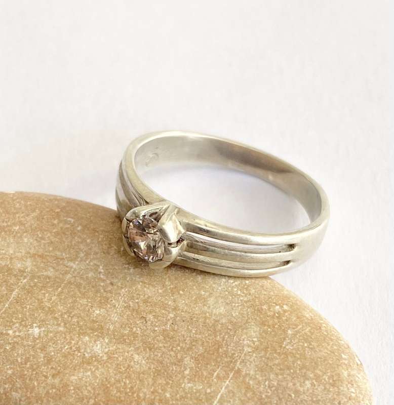 Ring - Silver Engagement Style Ring With Clear Stone Set In Centre #ML1695