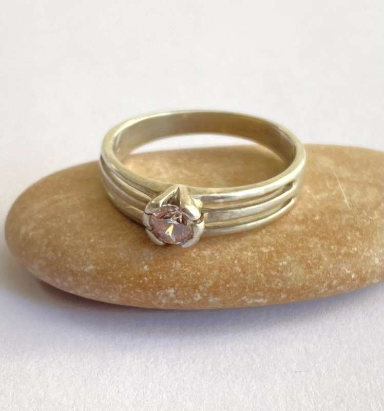 Ring - Silver Engagement Style Ring With Clear Stone Set In Centre #ML1695