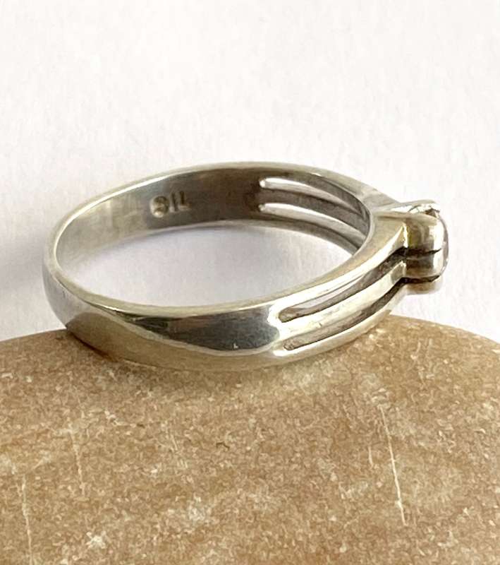 Ring - Silver Engagement Style Ring With Clear Stone Set In Centre #ML1695