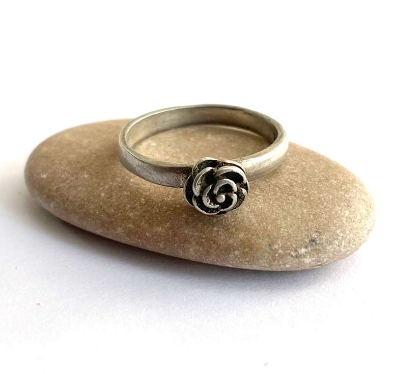 Ring - 925 Silver Thin Band With Rose Set On Top ML1698