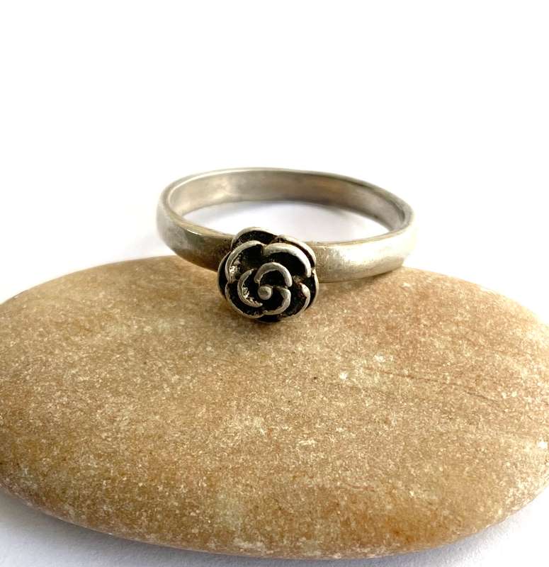 Ring - 925 Silver Thin Band With Rose Set On Top ML1698