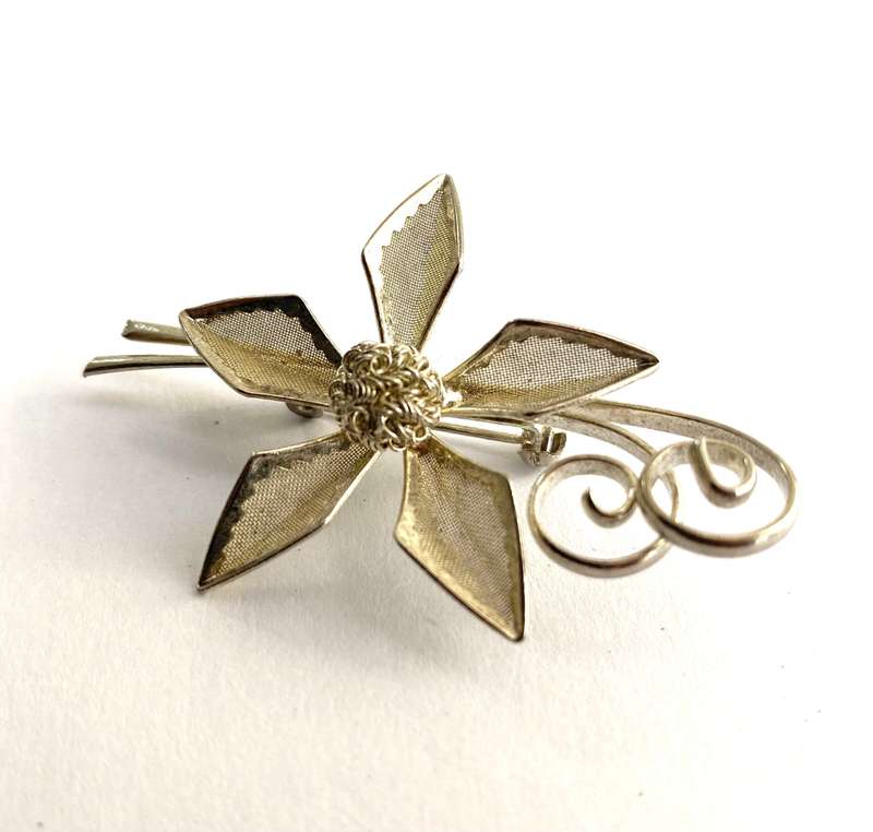 Brooch - 5 Petal Flower With Silver Mesh and Twirly Leaves #ML1702