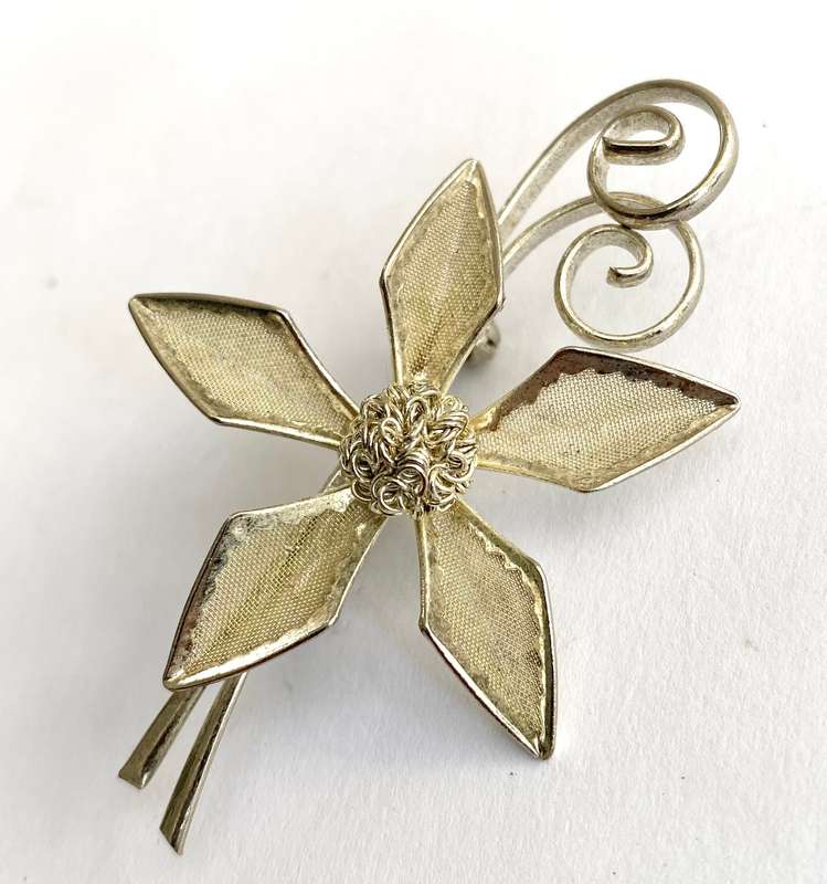 Brooch - 5 Petal Flower With Silver Mesh and Twirly Leaves #ML1702