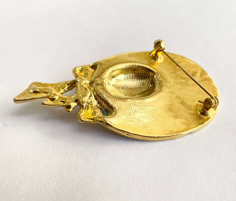 Brooch - 1980s Style Sun Hat With Gold Edged Ribbon. Gold Colour With Shiny Cream Colour #ML1703