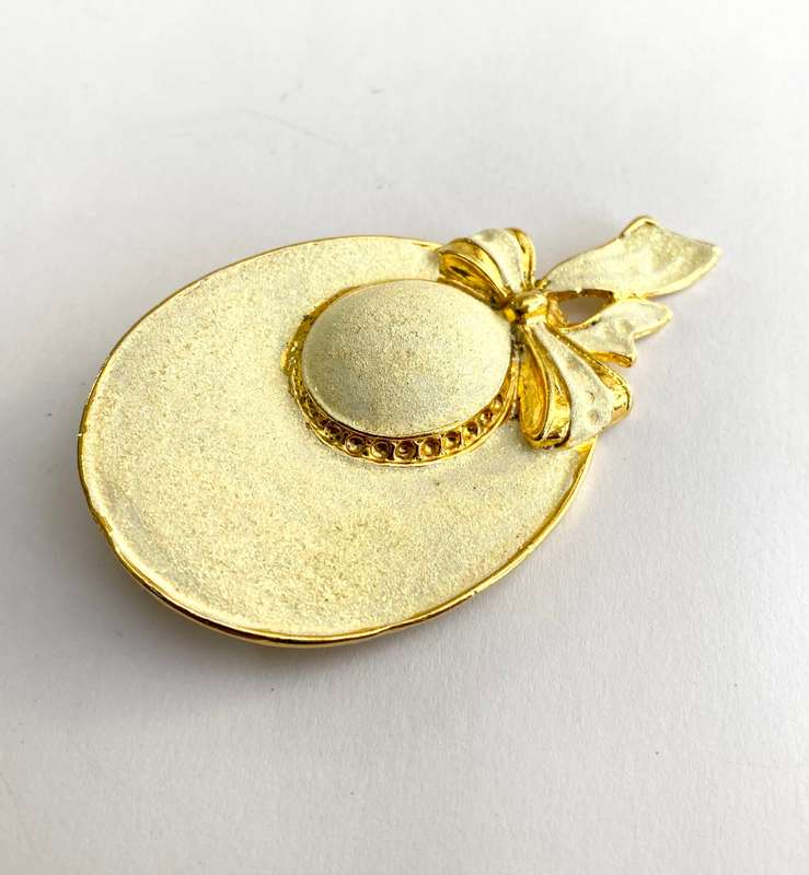 Brooch - 1980s Style Sun Hat With Gold Edged Ribbon. Gold Colour With Shiny Cream Colour #ML1703