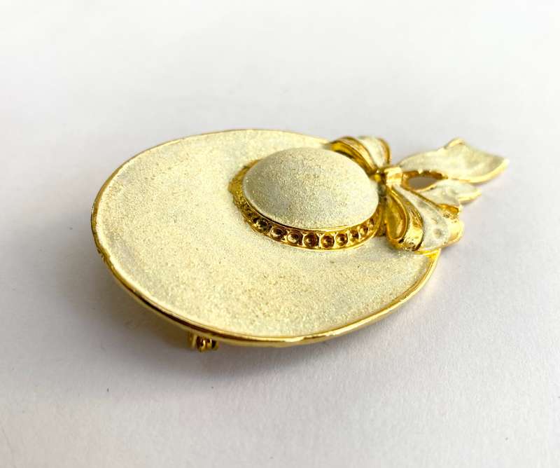 Brooch - 1980s Style Sun Hat With Gold Edged Ribbon. Gold Colour With Shiny Cream Colour #ML1703