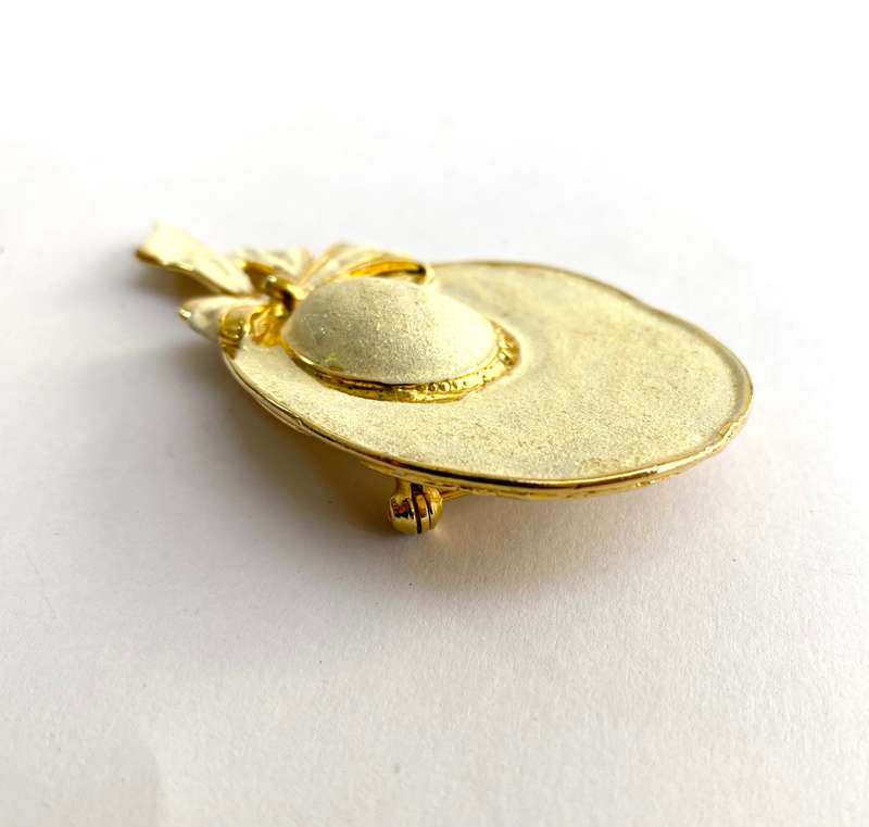 Brooch - 1980s Style Sun Hat With Gold Edged Ribbon. Gold Colour With Shiny Cream Colour #ML1703