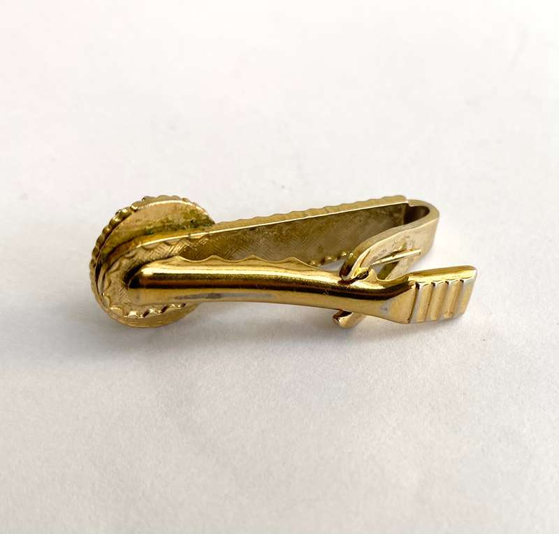 Scarf Clip - Central Salmon Coloured Circular Stone Set In Claws. Gold Colour Clip #ML1705