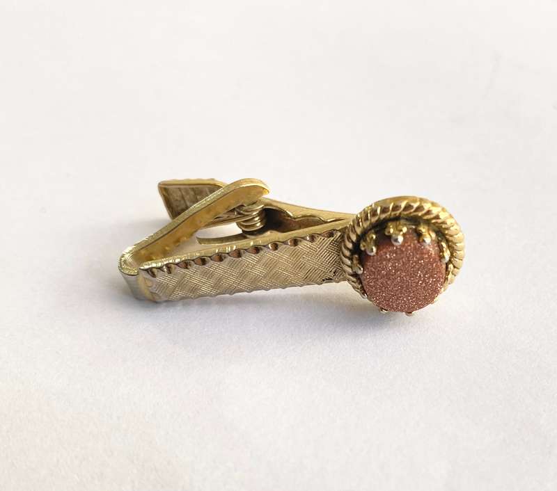 Scarf Clip - Central Salmon Coloured Circular Stone Set In Claws. Gold Colour Clip #ML1705