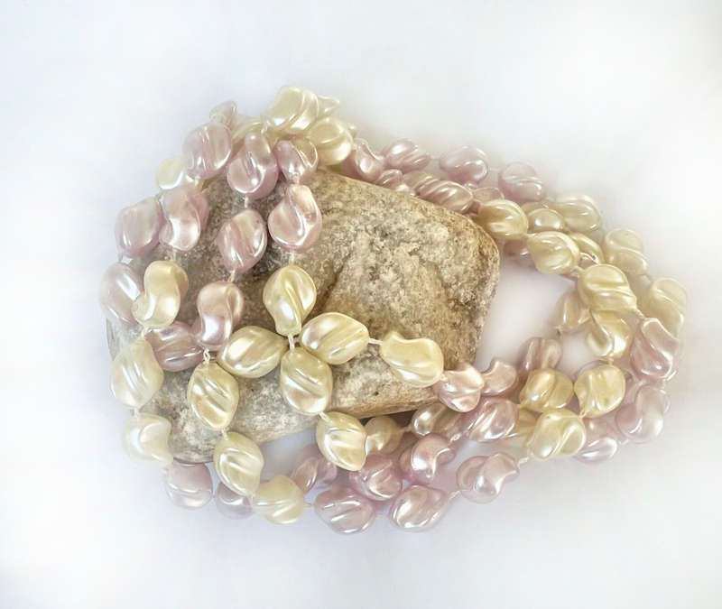 Necklace - String "Baroque" Style. Pink and white Pearly Beads ML1727