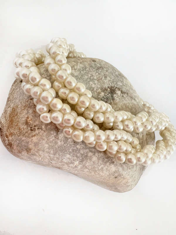 Necklace - Choker with Pearly coloured beads in a twisted Pattern with a Gold Tone Clasp ML1734