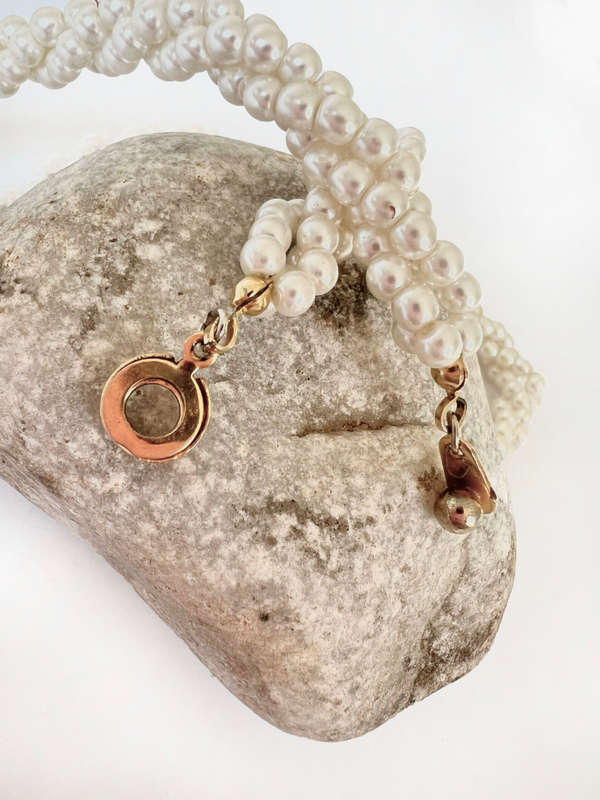 Necklace - Choker with Pearly coloured beads in a twisted Pattern with a Gold Tone Clasp ML1734