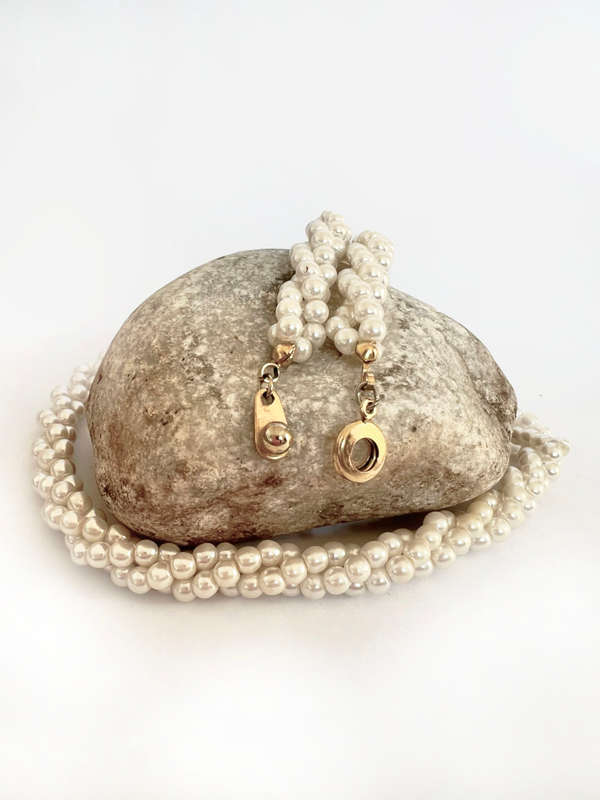 Necklace - Choker with Pearly coloured beads in a twisted Pattern with a Gold Tone Clasp ML1734