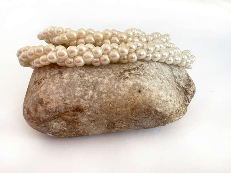 Necklace - Choker with Pearly coloured beads in a twisted Pattern with a Gold Tone Clasp ML1734