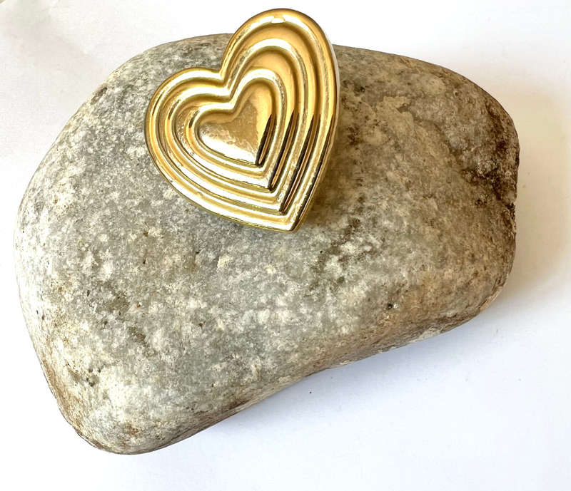 Brooch - Gold Tone Heart Shaped Design ML1738