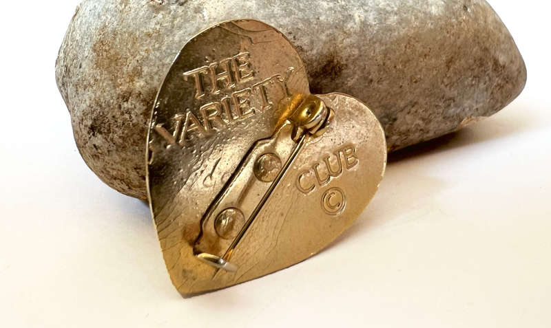 Brooch - Gold Tone Heart Shaped Design ML1738