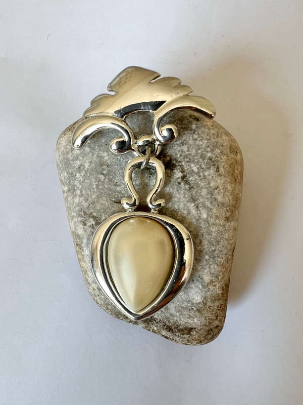 Brooch - Silver Tone hanging Heart with Pearly Pea Shaped Stone ML1742