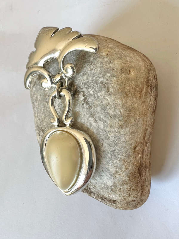 Brooch - Silver Tone hanging Heart with Pearly Pea Shaped Stone ML1742