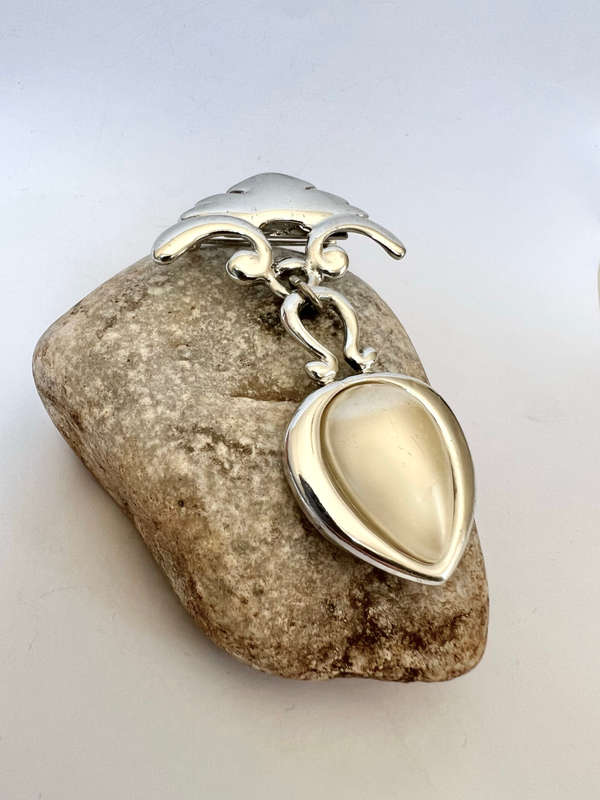 Brooch - Silver Tone hanging Heart with Pearly Pea Shaped Stone ML1742