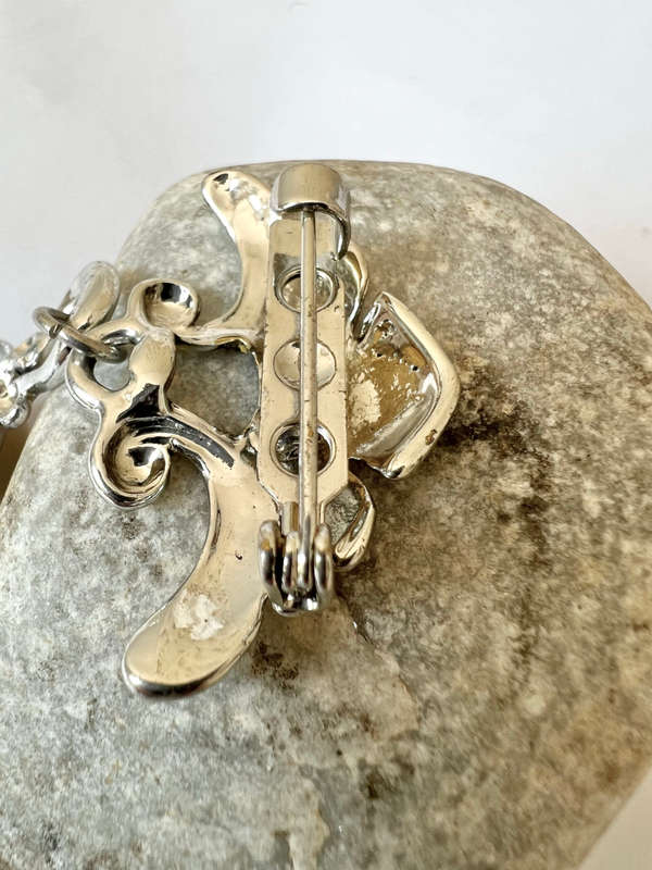 Brooch - Silver Tone hanging Heart with Pearly Pea Shaped Stone ML1742