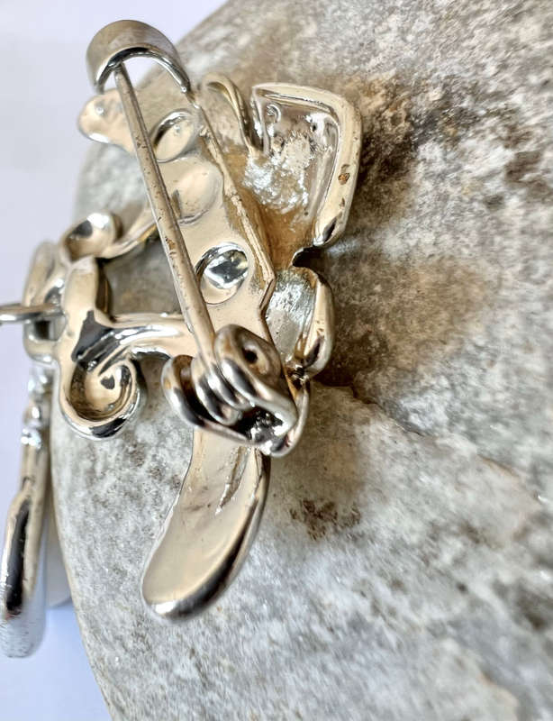 Brooch - Silver Tone hanging Heart with Pearly Pea Shaped Stone ML1742