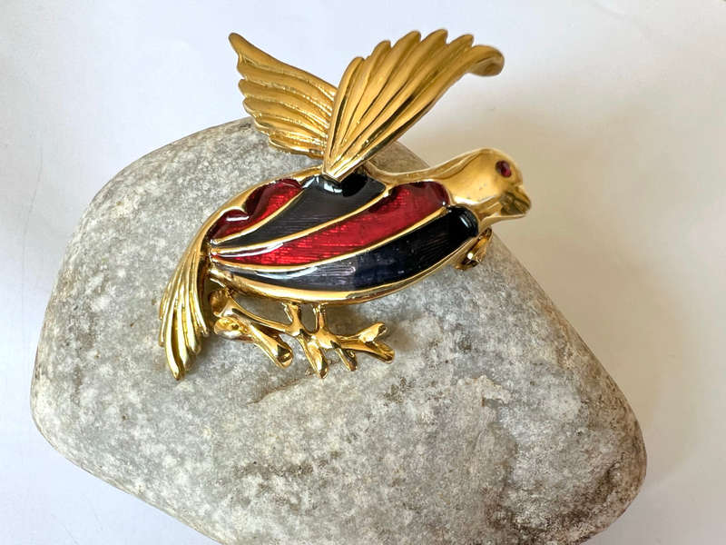 Brooch - Vintage Gold Tone Bird Design with Enamel Red and Black Wings with a Red Glass Eye ML1744