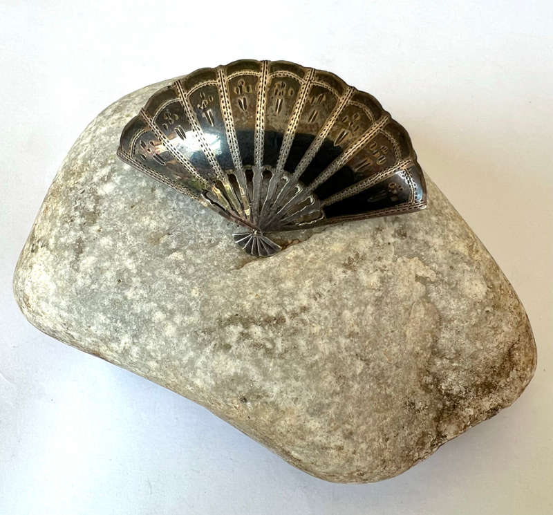 Brooch - Vintage Siam Sterling Silver Fan Shaped Figural Brooch Pin ML1754