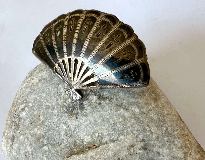 Brooch - Vintage Siam Sterling Silver Fan Shaped Figural Brooch Pin ML1754