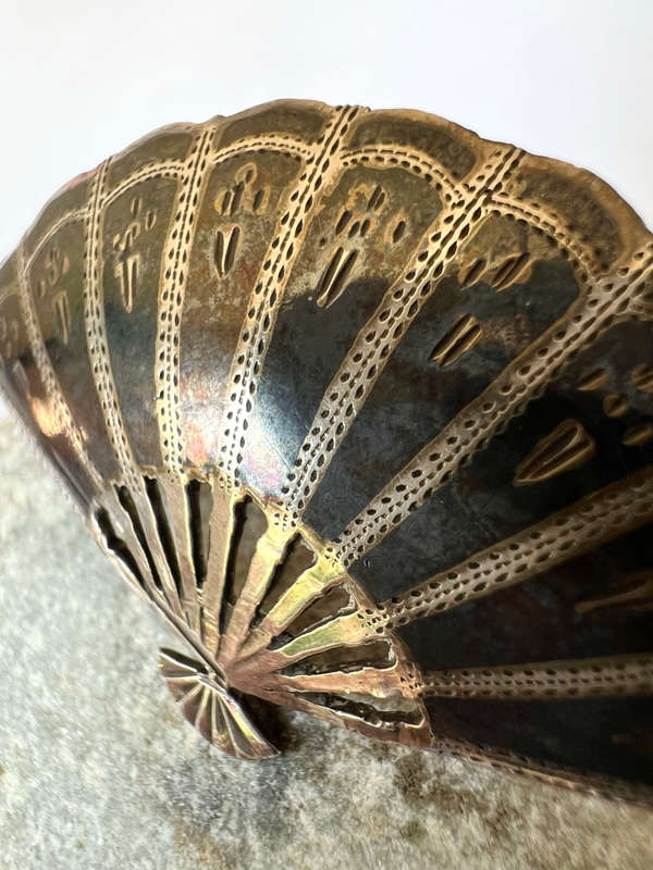 Brooch - Vintage Siam Sterling Silver Fan Shaped Figural Brooch Pin ML1754