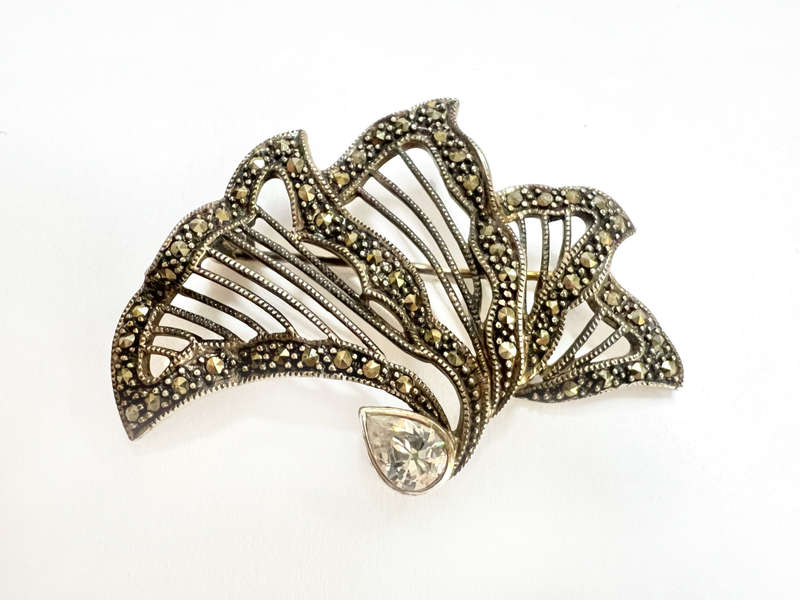 Brooch - 925 Silver Marcasite Brooch Shaped Like an Open Fan with Crystal ML1763