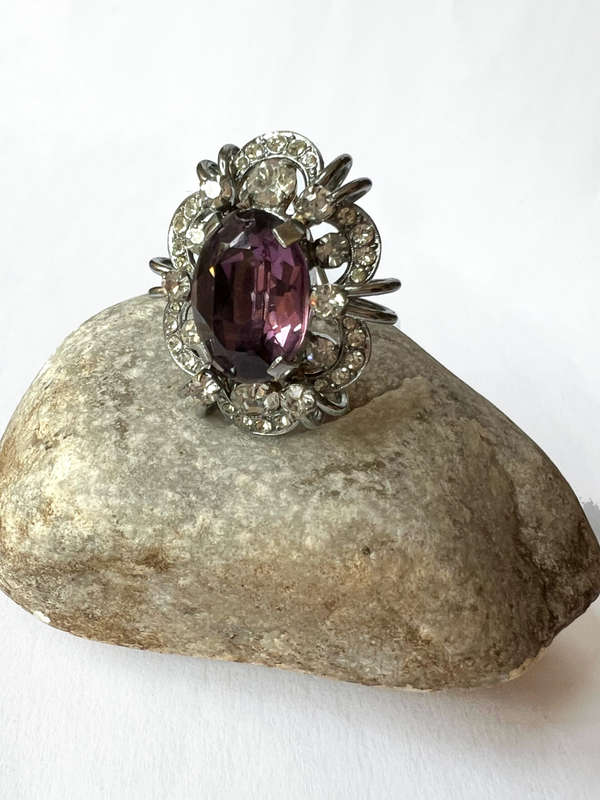 Brooch- Vintage Silve Tone Oval Design with Flower Diamante around an Oval Amethyst (Laceted) ML1765
