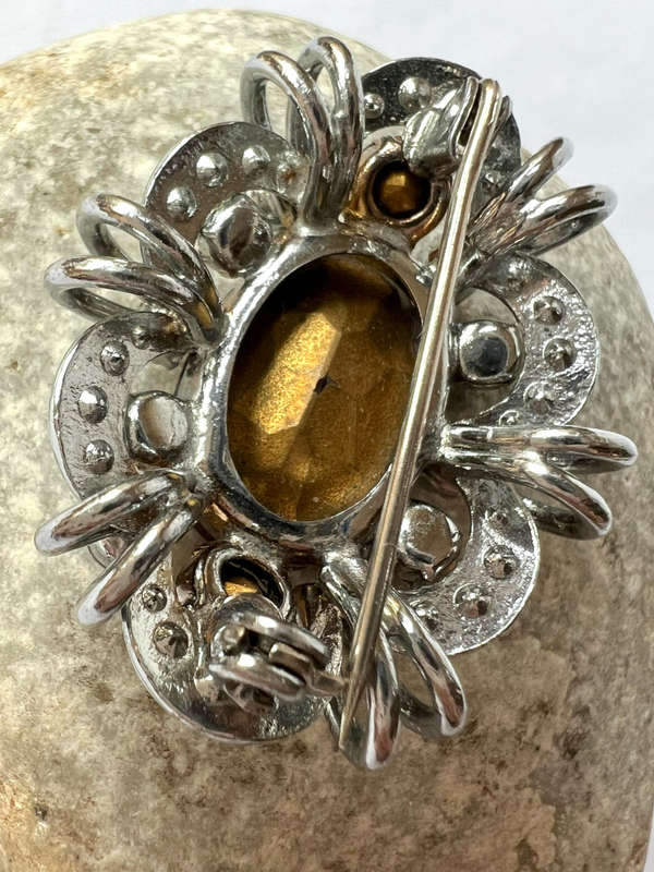 Brooch- Vintage Silve Tone Oval Design with Flower Diamante around an Oval Amethyst (Laceted) ML1765