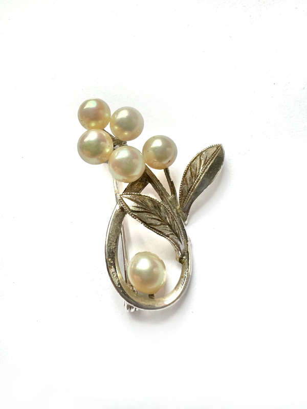 Brooch - Vintage Silver Leaves with 5 Pearly beads on the top and one at the bottom ML1779