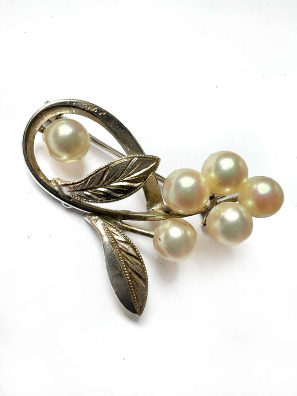 Brooch - Vintage Silver Leaves with 5 Pearly beads on the top and one at the bottom ML1779