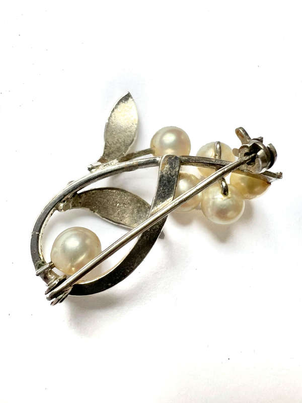 Brooch - Vintage Silver Leaves with 5 Pearly beads on the top and one at the bottom ML1779