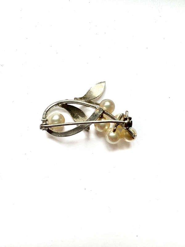 Brooch - Vintage Silver Leaves with 5 Pearly beads on the top and one at the bottom ML1779