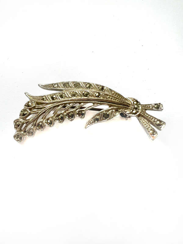 Brooch - Silver Tone Filigree Pin Flower Design ML1780