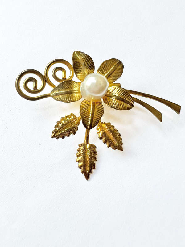 Brooch- Gold Tone Flower on Stem with Leaves and Large Pearly Bead in Centre of Flower ML1789