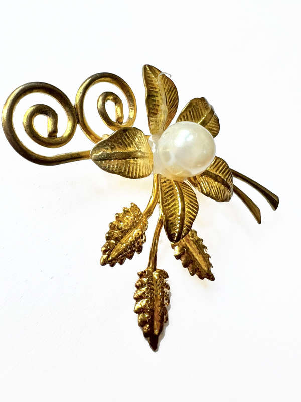 Brooch- Gold Tone Flower on Stem with Leaves and Large Pearly Bead in Centre of Flower ML1789