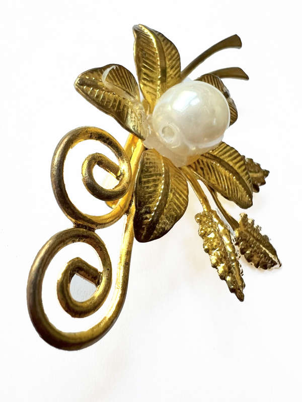 Brooch- Gold Tone Flower on Stem with Leaves and Large Pearly Bead in Centre of Flower ML1789