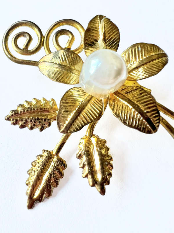 Brooch- Gold Tone Flower on Stem with Leaves and Large Pearly Bead in Centre of Flower ML1789