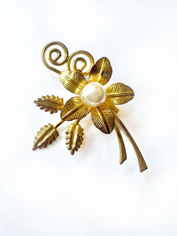 Brooch- Gold Tone Flower on Stem with Leaves and Large Pearly Bead in Centre of Flower ML1789
