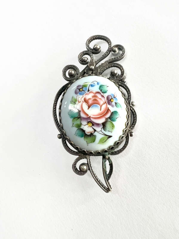 Brooch - Vintage Floral Design. Oval Silver Coloured Metal ML1794