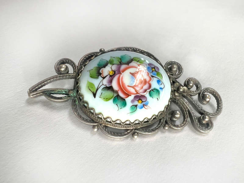 Brooch - Vintage Floral Design. Oval Silver Coloured Metal ML1794