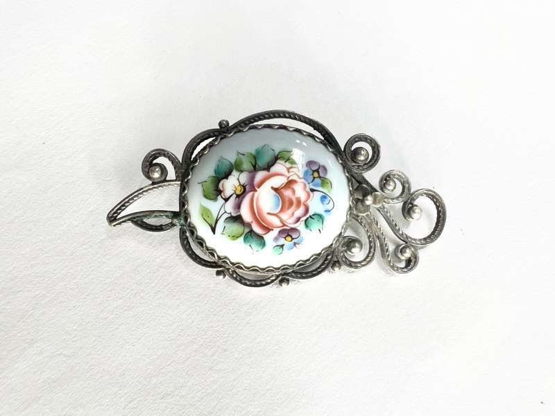 Brooch - Vintage Floral Design. Oval Silver Coloured Metal ML1794