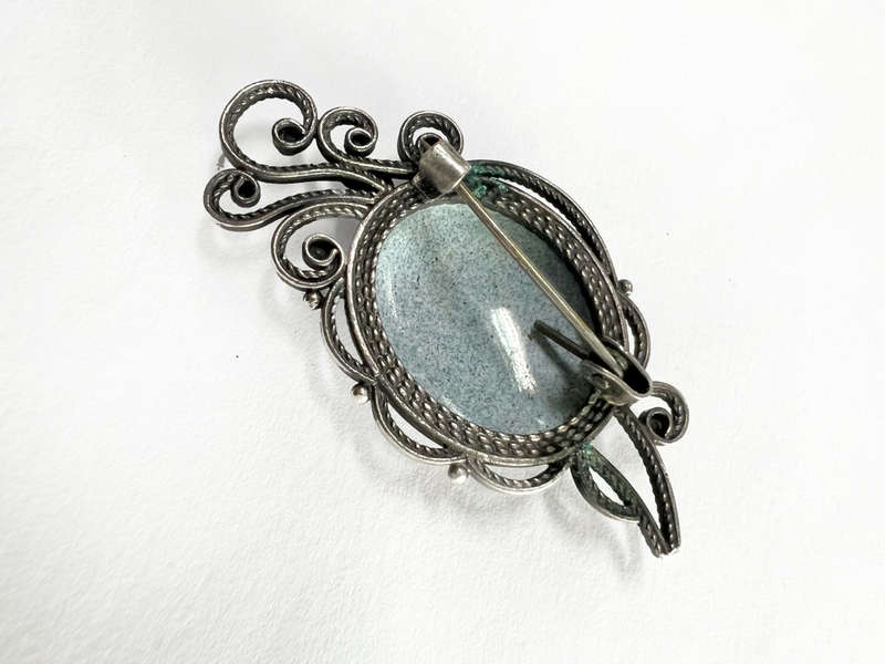 Brooch - Vintage Floral Design. Oval Silver Coloured Metal ML1794