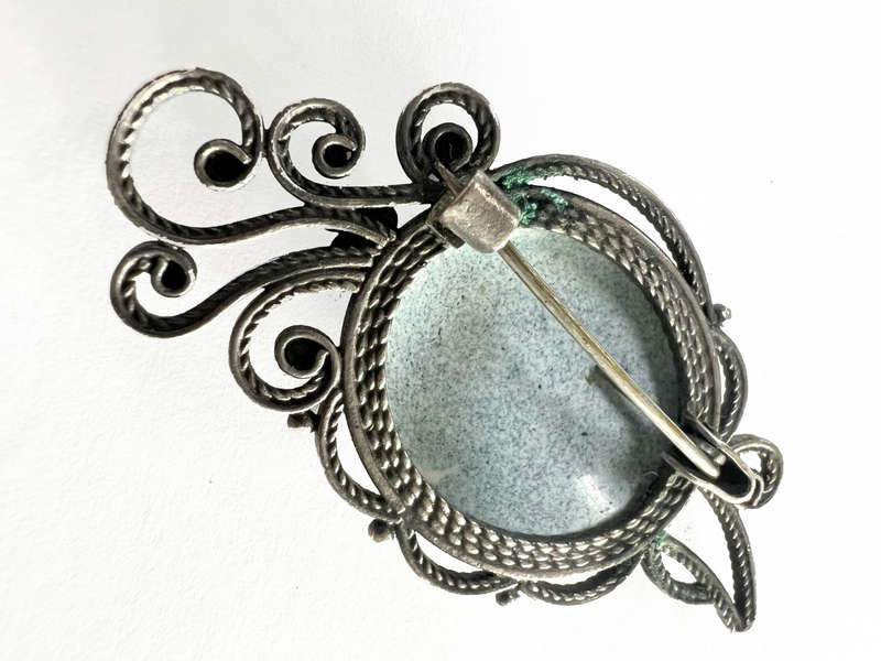 Brooch - Vintage Floral Design. Oval Silver Coloured Metal ML1794